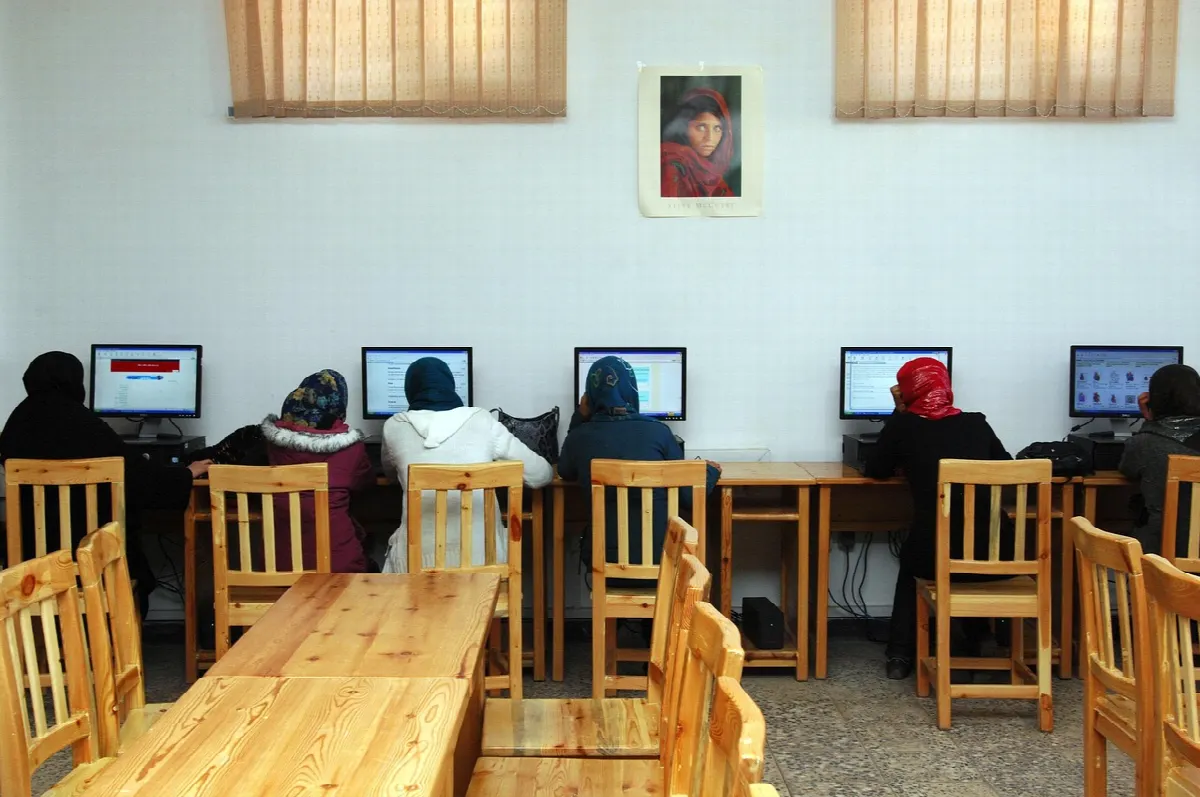 Sala de aula com estudantes em região rural