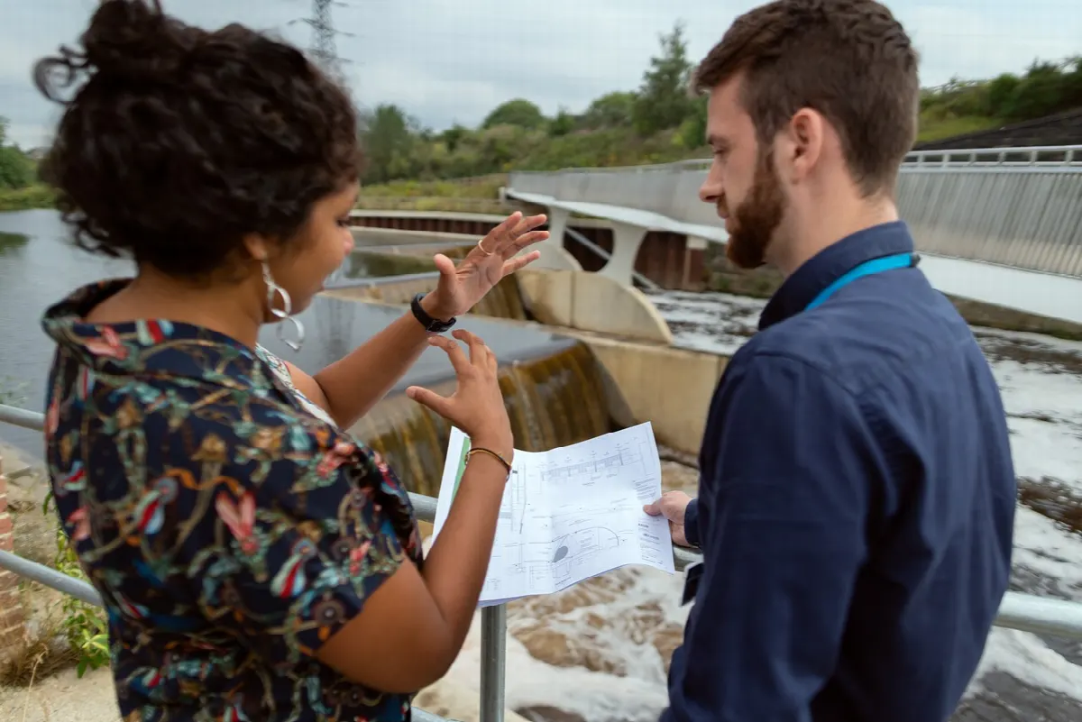 Equipe técnica em quadro branco discutindo integração