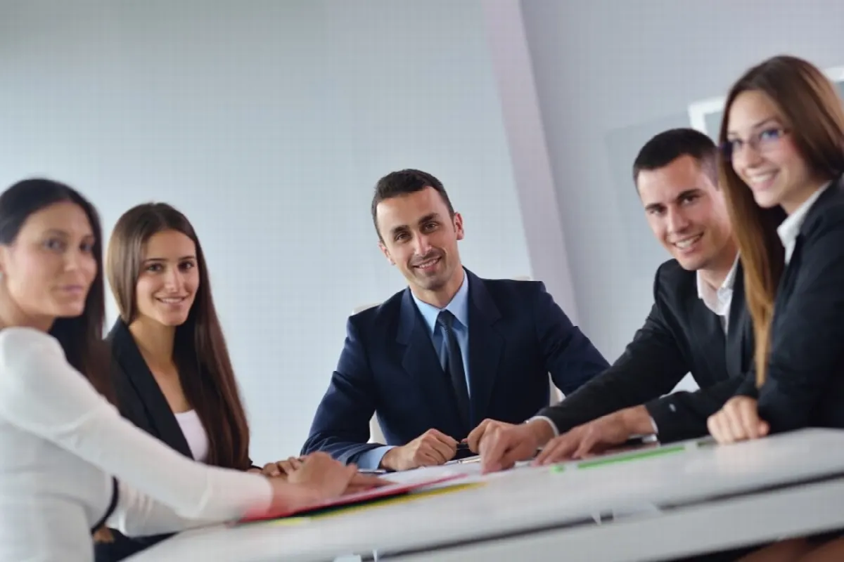 Equipe de escritório automatizando tarefas rotineiras