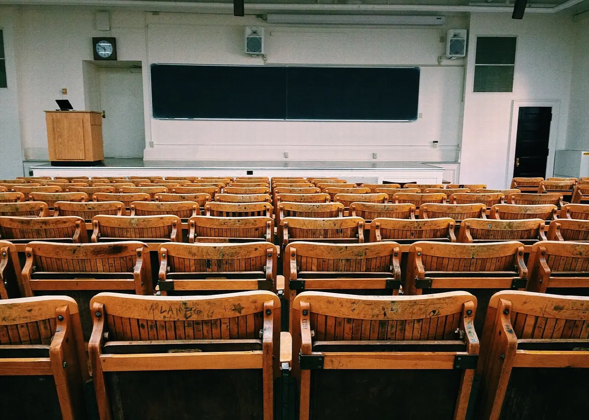 Instrutor com alunos em sala prática