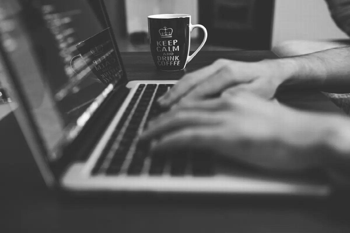 Laboratório com computadores para programação