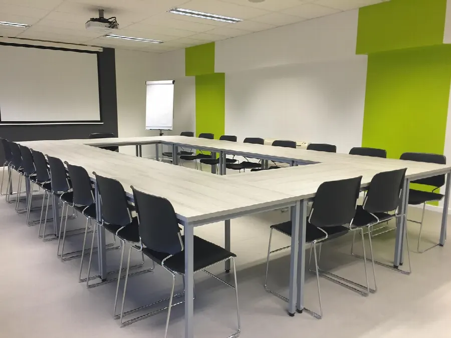 Zespół omawiający integrację bota w sali konferencyjnej