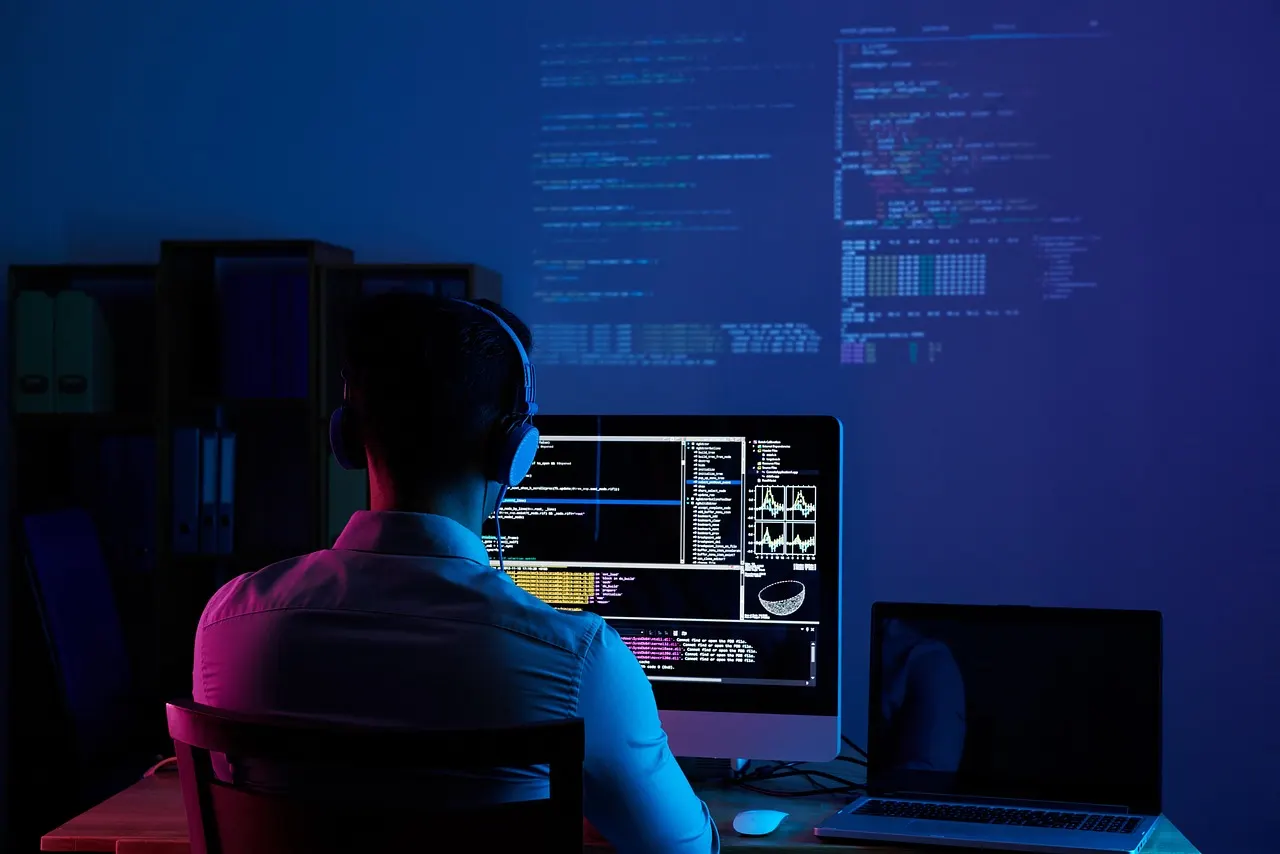 Programista pracujący przy laptopie w biurze